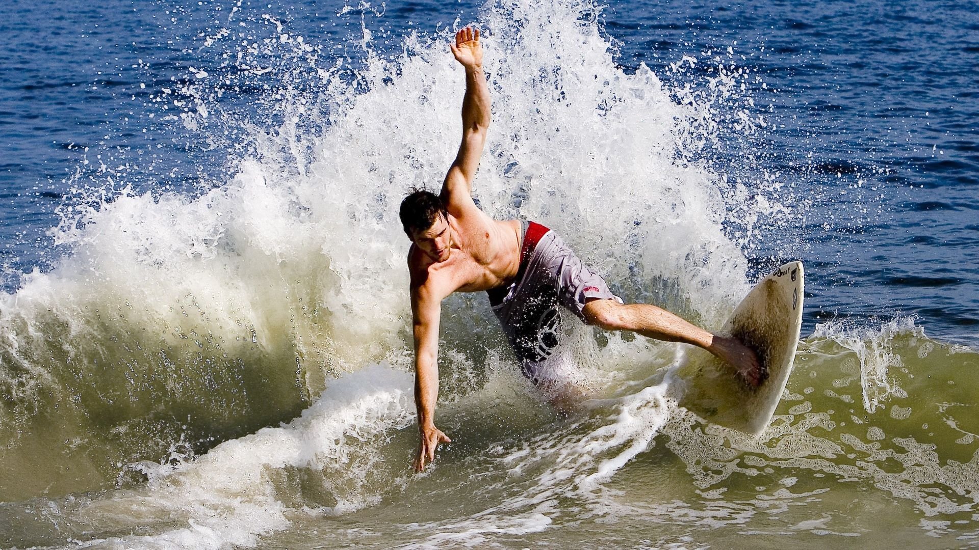 国际军校综合军体比武 高原负重奔袭考验真实战力